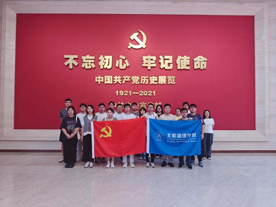 图片包含 室内, 人们, 桌子, 房间 AI 生成的内容可能不正确。